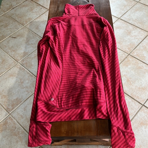 Lululemon Quarter Zip. Pocket and thumb holes. Great condition! Size 10 - Picture 6 of 10